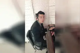 男人玩游戏不陪老婆下场，姐妹们转发起来！老婆拿菜刀砍断鼠标线视频封面