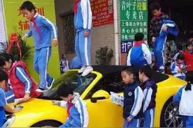 熊孩子踩踏保时捷911视频：看完惊呆了 还是买奥拓吧图片