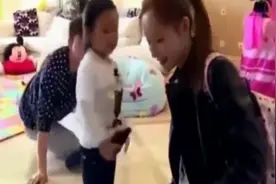 小甜馨问乃爸“爸爸，妈妈不要我们了吗”贾乃亮看上去很失落！视频封面