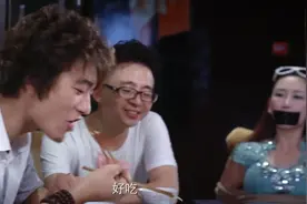 女子吃饭一直拍照，男子把她绑了起来视频封面