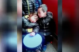 赞！小男孩贴心保护小女孩 小男孩的最后一个动作亮了视频封面
