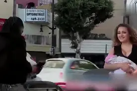 国外美女博主扮演母亲街头测试路人，穷富待遇大不相同视频封面