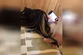 小哥偷偷剪掉女友头发，结果被老妈暴打！视频封面
