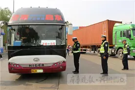 泰安：高速出口突击检查 不带驾驶证查住不少图片