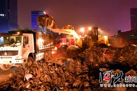 石家庄开始清运胜利北大街垃圾山图片
