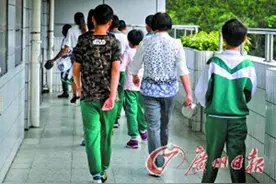 爷爷孙子一起上学图片