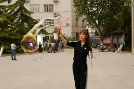 葛天秒变美少女 玩泡泡十分开心疑走出离婚阴影图片