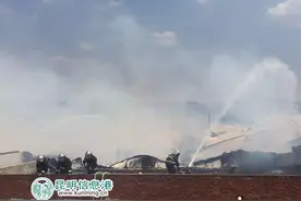 昆明大板桥一纸板厂浓烟滚滚 无人机"指挥"救援灭火图片