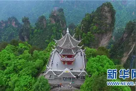 最美劳动者之90后检票员图片
