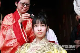 大学生穿汉服行古礼 办传统成人礼宣告正式成年图片