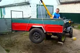 真是高手在民间，农村牛人把拖拉机改装成吊车，这个发明太实用了