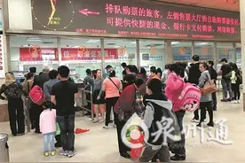 男子带全家冒险自驾出游 一家八口塞进一辆小车图片