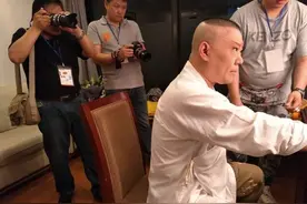 郭德纲五一唱评剧 散戏后累瘫在椅子上图片