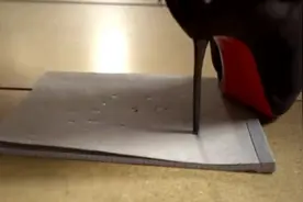 高跟鞋破坏力实验，看这密密麻麻的小孔就知道踩人多痛了视频封面