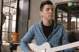 不会吉他如何撩妹？5分钟吉他速成！图片