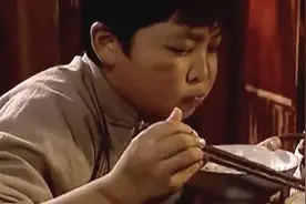 男孩被寄养在婶婶家，婶婶竟然连饭都不让吃饱，还打骂孩子！视频封面