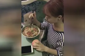 整蛊半生不熟的小美女，她脸都蓝了视频封面