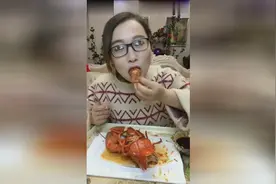 这是我见过眼睛最大的美女，吃东西的时候都不带眨眼的