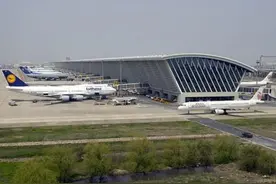 雷电黄警高挂 上海两机场现航班延误图片