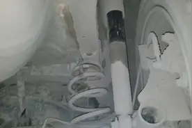 实拍日产汽车2016款轩逸底盘：后板车悬挂，目测铁板薄，铁皮薄视频封面