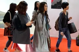 走出离婚阴霾！selina一路玩手机与Hebe有说有笑心情好图片