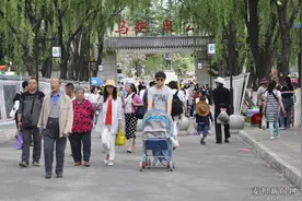 麦积区马跑泉公园游人络绎不绝图片
