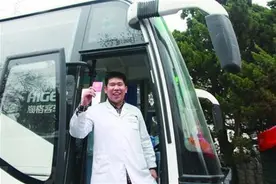 青岛白衣天使撸袖献血18年 新年首次献血超3万毫升图片