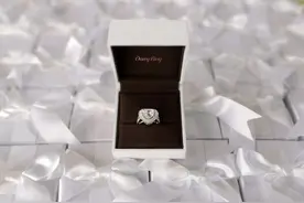 东华上仙钱泳辰签真爱协议求婚吕一，5克拉DR钻戒抢眼图片