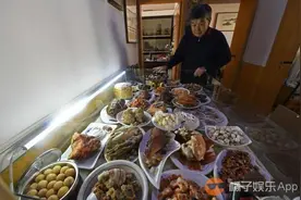 太原老爷爷痴迷石头，摆了一桌“石头宴”图片