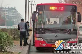 老太乘公交遭拒载 被司机拒载原因竟然是这样惊呆了图片