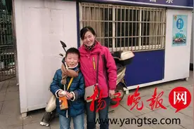 女子大意手机忘在电动车上 镇江母子捡到候失主图片