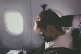 王源坐飞机突显灵感不忘工作 小冲天揪实力抢镜图片