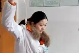 暖闻｜湖南一女医生边打点滴边看病获赞“最美”：小病都坚持图片