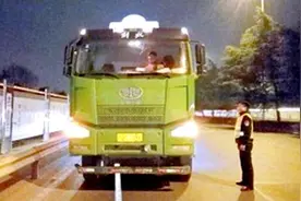 义乌夜查垃圾运输车图片