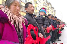 甘肃宕昌易地搬迁农民：走出“黑窟窿”睡上两米大床图片