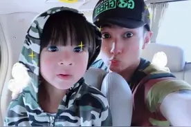 Max唱《爸爸》主题曲 回头发现被吴尊偷拍超害羞图片