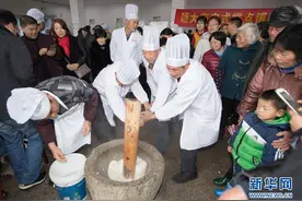 打起年糕迎新春图片