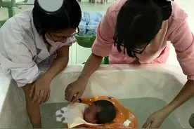 婴儿游泳馆走俏 婴儿游泳好处多家长选择需谨慎图片