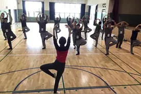 韩国女博士教士兵学跳芭蕾图片