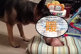 宝宝独自在房里笑得好开心，妈妈好奇一看，心都被暖化掉了图片
