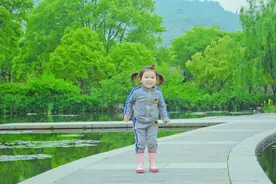 外出游玩培养孩子的交际能力图片