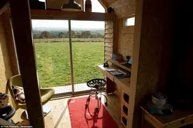 英国夫妇付不起房租自建小木屋 仅花费1000英镑图片