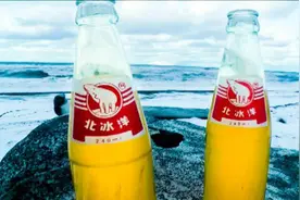 俩北京土著喝着北冰洋跳进北冰洋，太会玩了！视频封面