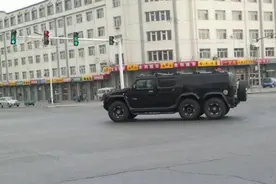 国内街头出现定制悍马就够轰动了，看到它车尾的字时你会更加惊讶图片