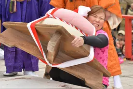 盘点岛国日本民间的奇葩比赛 心疼宝宝图片