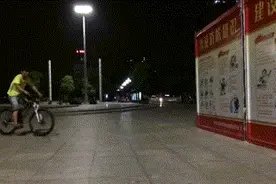 深圳少年山地车特技逆天，膜拜中图片