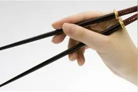 当女孩子拿筷子比较远的时候，居然有这种含义在里面图片