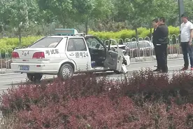 山东德州科三考场，女考官驾驶一辆考试车与帕萨特相撞图片