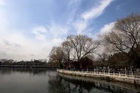 北京部分地区昨夜飘雪 达初雪标准 预计今天局部有零星降雪视频封面