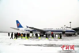 大连机场航班因降雪大面积延误 近万名乘客出行受阻图片